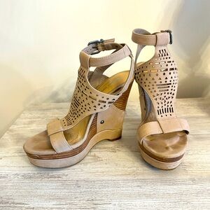 Gianni Bini, size 8, light brown heels.